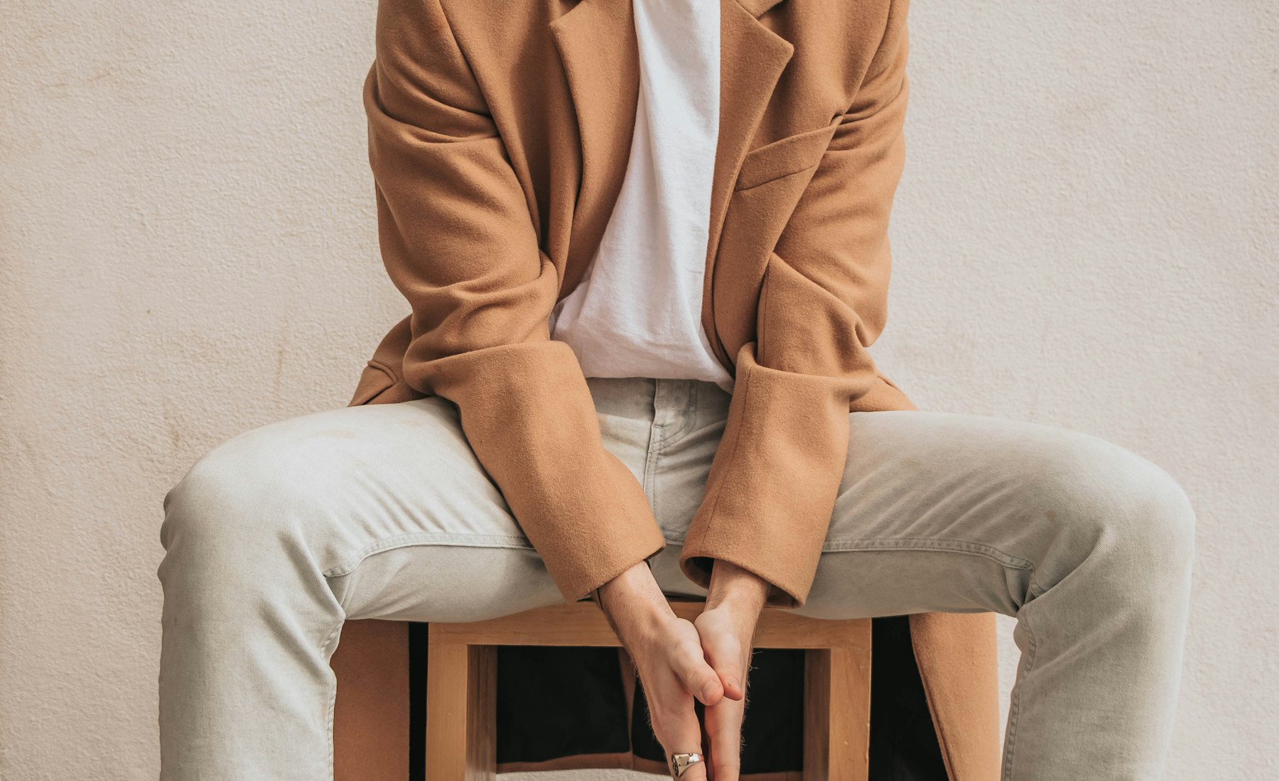 Modelo con chaqueta camel y sneakers